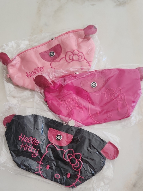 Hello Kitty Handbags - Hello Kitty Wrislet Or Cosmetic Bags..Pick Your Color!